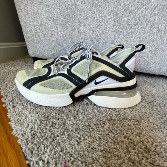 Women’s Nike Air Max 270 Sneakers Size 8 - Picture 1 of 13